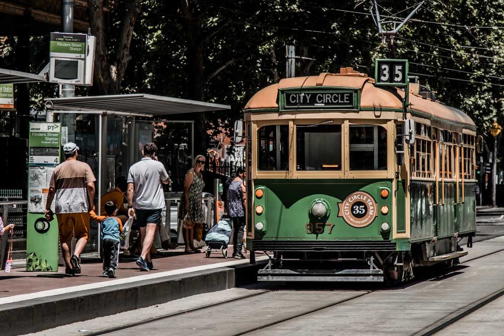 fotografía de un tranvía viejo 